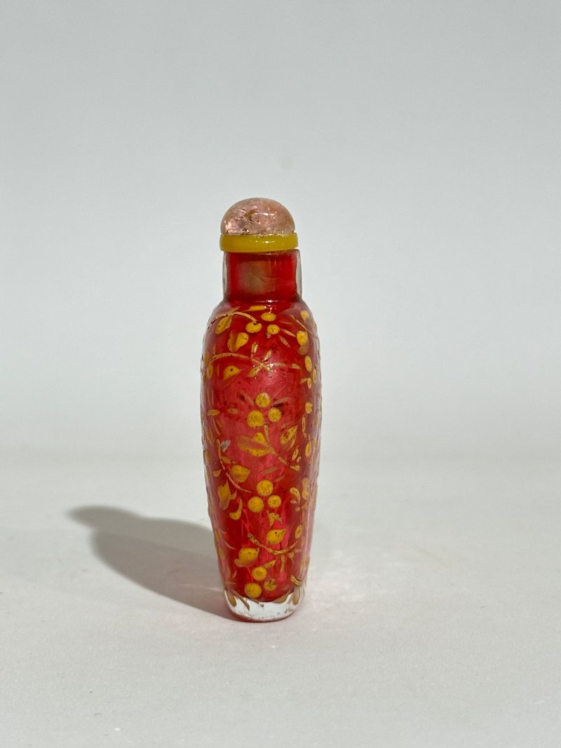 十九/二十世紀 紅玻璃金果纏枝紋、白玻璃攪粉、綠玻璃鼻煙壺三件 | THREE GLASS SNUFF BOTTLES - 图13