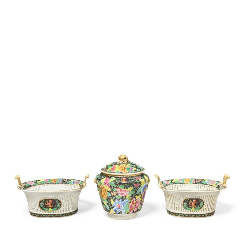 清乾隆 墨地徽章烟草紋蓋罐及籃兩件 | A FAMILLE NOIRE ARMORIAL 'TOBACCO LEAF STYLE' JAR AND COVER AND TWO BASKETS EN-SUITE - 图1