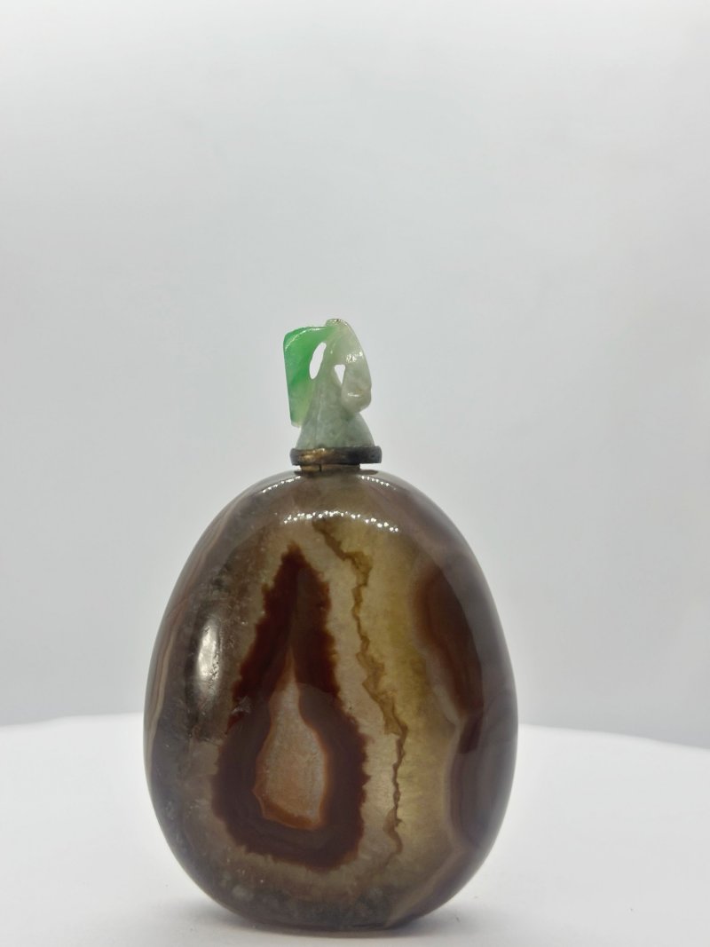 晚清 纏絲瑪瑙隨形鼻煙壺、翡翠蓋 | A CONCENTRIC AGATE 'PEBBLE' SNUFF BOTTLE - 图2