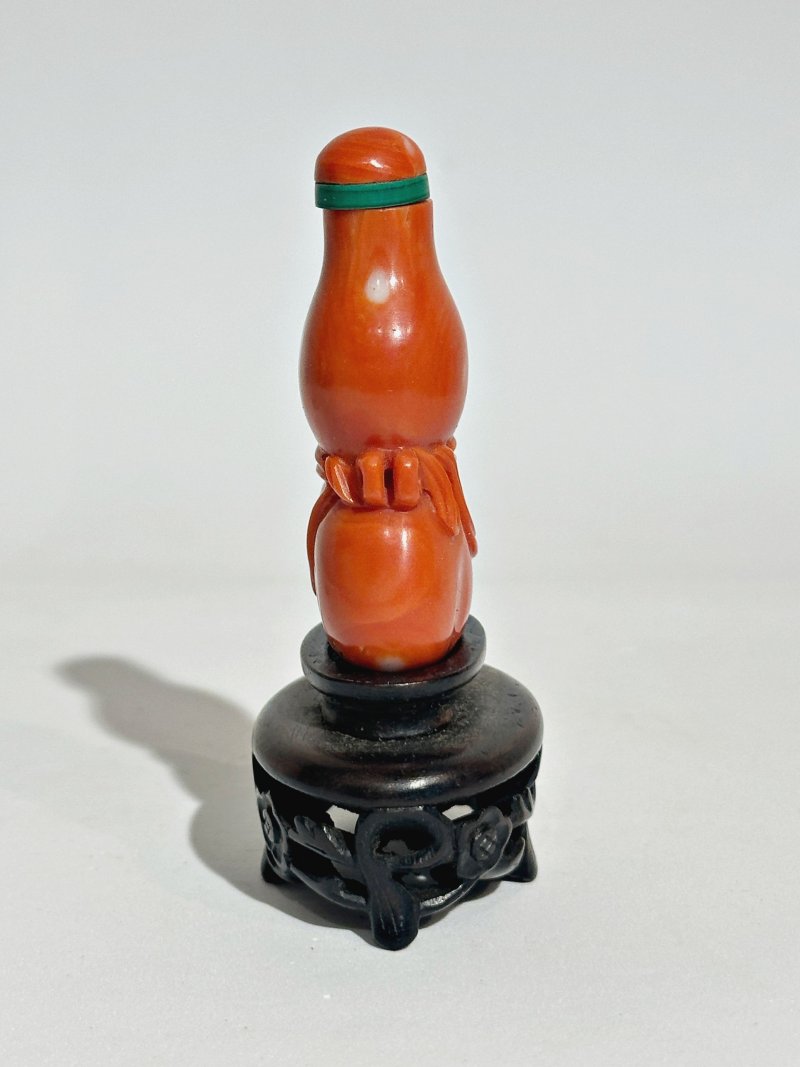 清中晚期 珊瑚葫蘆包袱紋鼻煙壺、珊瑚蓋 | A CORAL 'GOURD' SNUFF BOTTLE - 图7