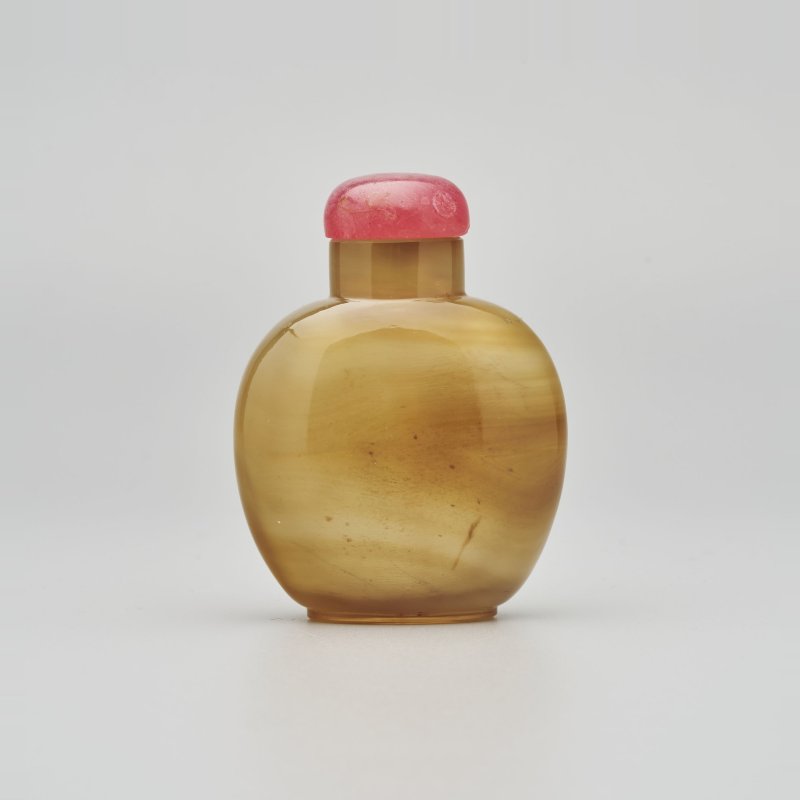 清十九世紀 瑪瑙鼻煙壺 | A CHALCEDONY AGATE SNUFF BOTTLE