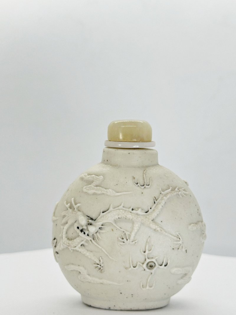 清光緒 瓷胎模印雲龍紋鼻煙壺 | A MOULDED BISCUIT PORCELAIN 'DRAGON' SNUFF BOTTLE - 图3