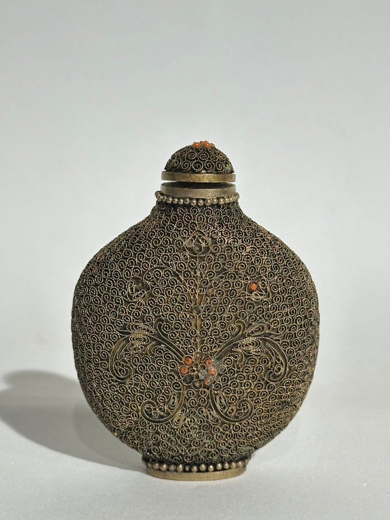 二十世紀中期 銅胎累絲嵌珊瑚花卉紋鼻煙壺 | A COPPER FILIGREE SNUFF BOTTLE - 图8