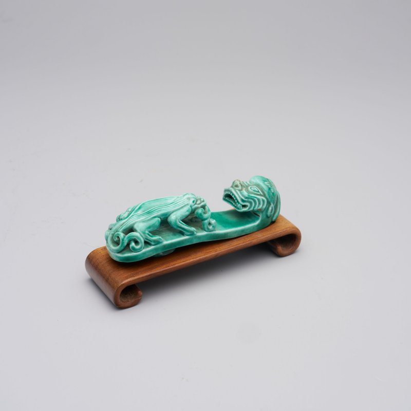 清十九世紀 孔雀綠釉龍紋帶鈎 | A GREEN-GLAZED 'DRAGON' BELT BUCKLE