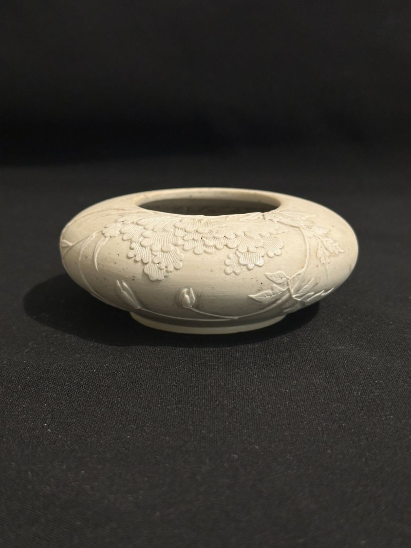 晚清至民國 澀胎牡丹紋洗、梅花紋印泥蓋盒二件 | A BISCUIT PORCELAIN 'PEONY' WASHER AND A 'PLUM BLOSSOM' INK PASTE BOX AND COVER - 图5