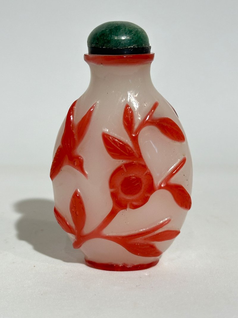 十九/二十世紀 白地套紅玻璃雙花紋、白地套三色玻璃花卉紋、透明地套紅玻璃壽字紋、涅白地套紅玻璃蝶花紋、霏雪地套紅玻璃一言九鼎紋、三腳鼎立紋、博古紋、透明地套黑玻璃一言九鼎紋鼻煙壺八件 | EIGHT OVERLAY GLASS SNUFF BOTTLES - 图37