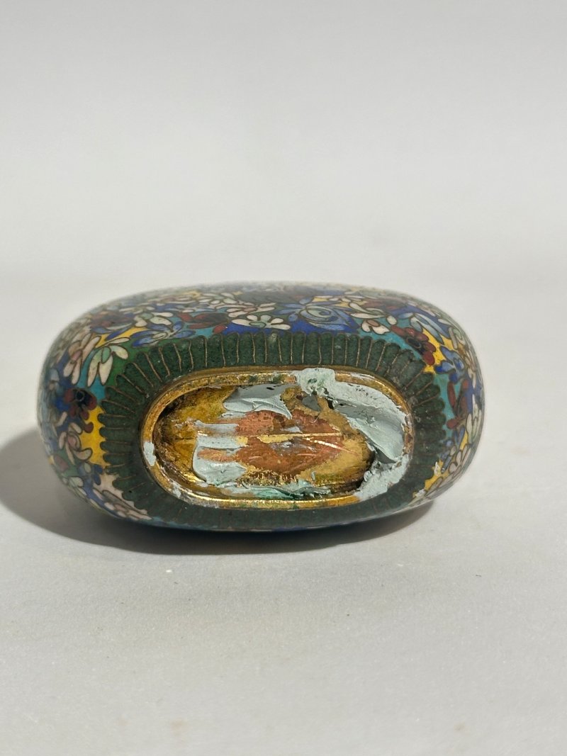 十九/二十世紀 銅胎琺瑯鼻煙壺七件 （博古）⌈乾隆年製⌋款 | SEVEN CLOISONNE ENAMEL SNUFF BOTTLES - 图48