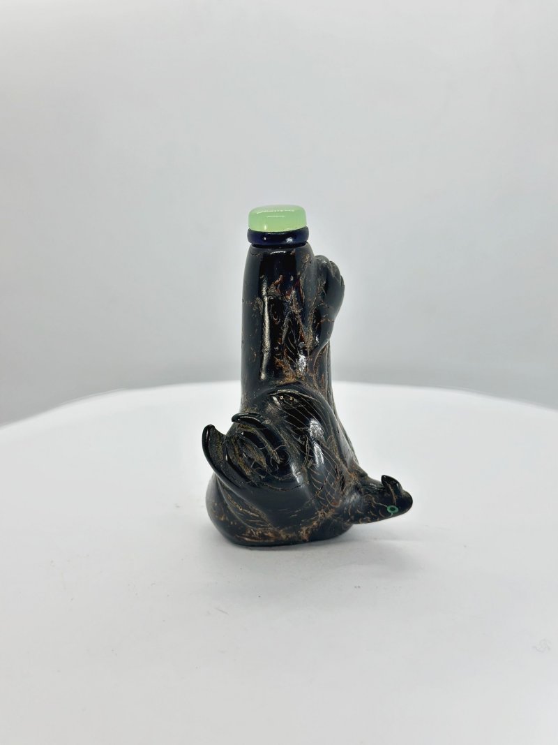十九/二十世紀 石榴紅石英磨花、黑琥珀魚紋鼻煙壺二件 | A FACETED QUARTZ AND A BLACK AMBER SNUFF BOTTLE - 图4