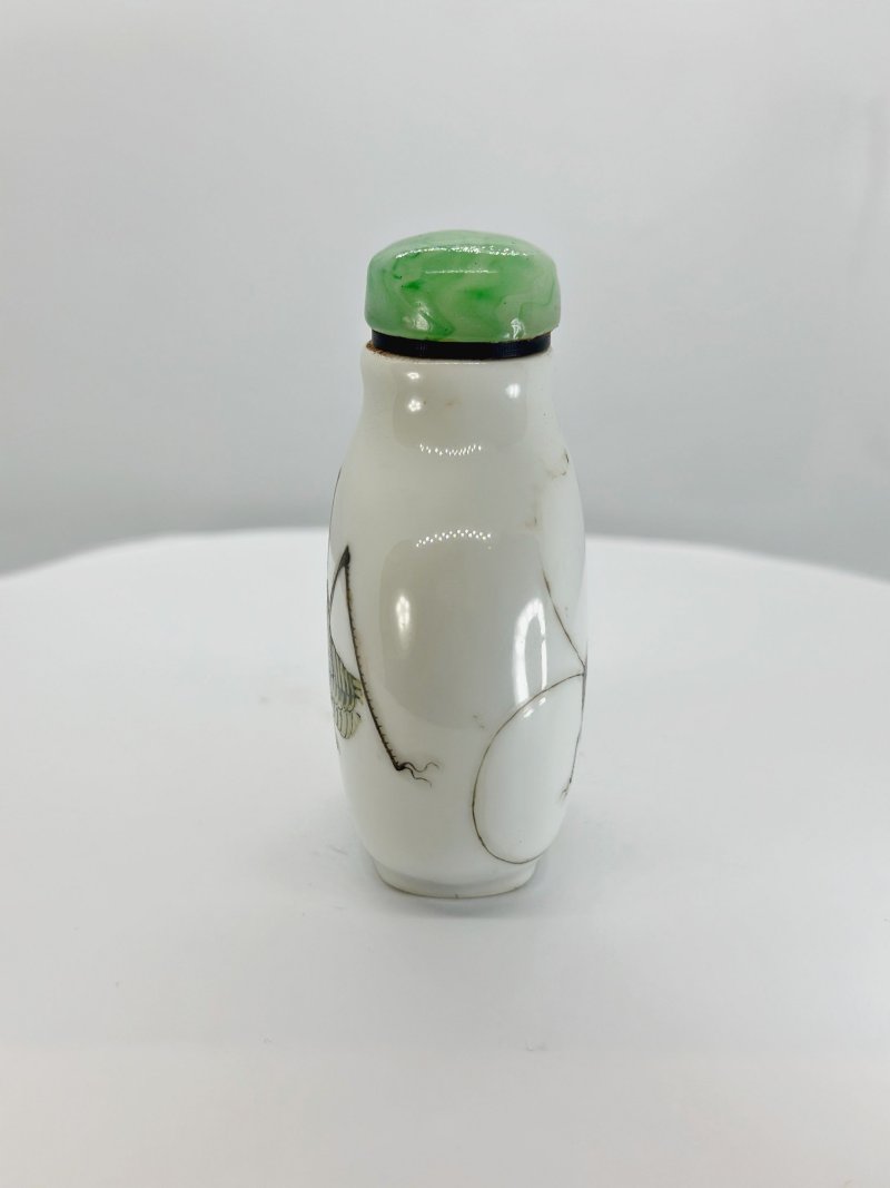 清十九世紀 粉彩蟈蟈紋鼻煙壺 | AN ENAMELLED PORCELAIN 'CRICKET' SNUFF BOTTLE - 图4