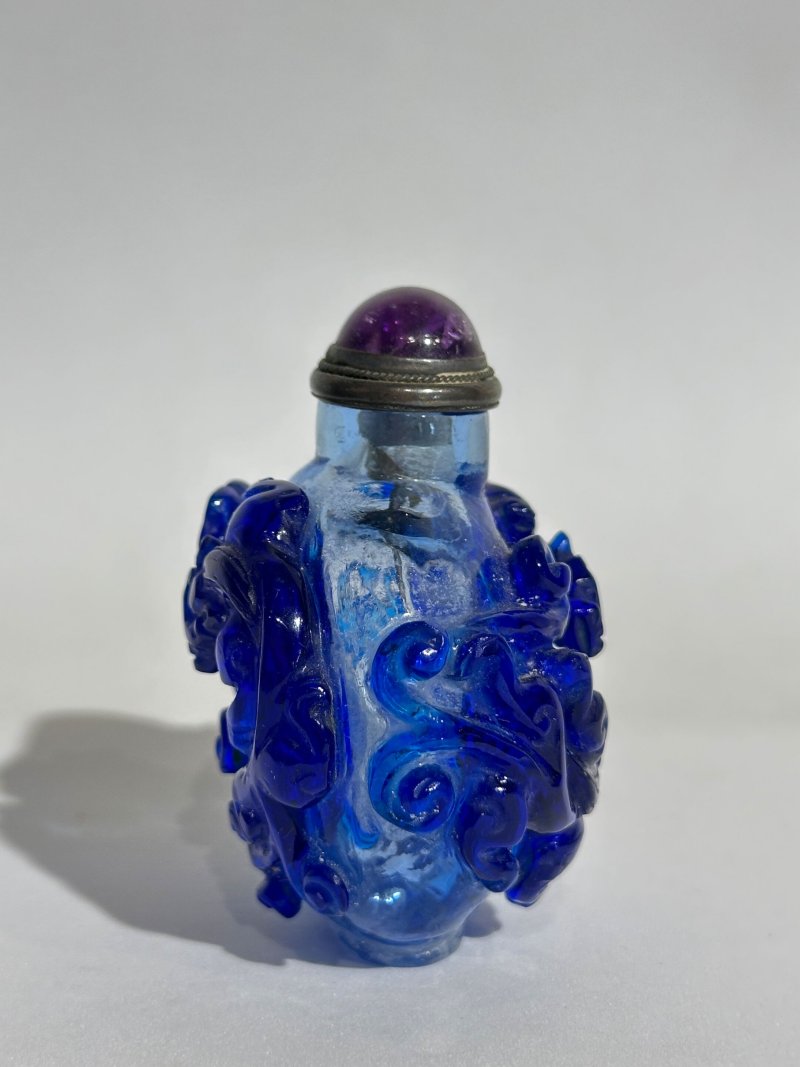 清十九世紀 透明地套藍玻璃螭龍紋鼻煙壺 | A BLUE OVERLAY TRANSLUCENT GLASS 'CHI DRAGON' SNUFF BOTTLE - 图7