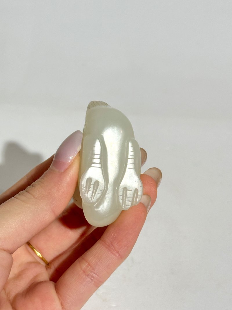 清 白玉⌈鴨⌋擺件 | A WHITE JADE CARVING OF A DUCK - 图2
