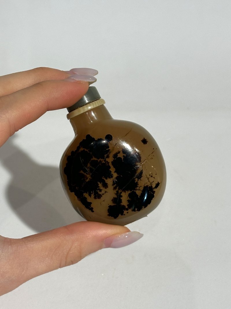 清十九世紀 水藻瑪瑙、纏絲瑪瑙、影瑪瑙鼻煙壺四件 | FOUR AGATE SNUFF BOTTLES - 图3