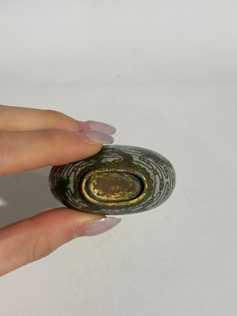 十九/二十世紀 銅胎琺瑯鼻煙壺七件 （博古）⌈乾隆年製⌋款 | SEVEN CLOISONNE ENAMEL SNUFF BOTTLES - 图14