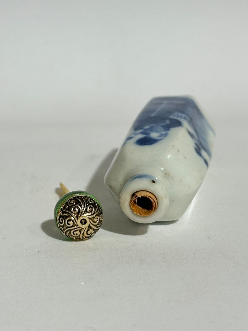 十九/二十世紀 青花⌈二甲傳臚⌋、⌈武松打虎⌋、⌈游龍戲珠⌋、壽字紋、人物紋、青花釉裏紅武士紋、生肖紋鼻煙壺八件 （武士）⌈大清雍正年製⌋青花楷書款、（龍）⌈雍正年製⌋青花楷書款 | EIGHT CERAMIC SNUFF BOTTLES - 图56