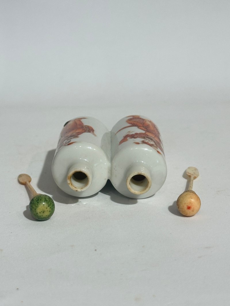晚清至民國 瓷鼻煙壺四件 （藍）⌈乾隆年製⌋礬紅篆書款 | FOUR CERAMIC SNUFF BOTTLES - 图11