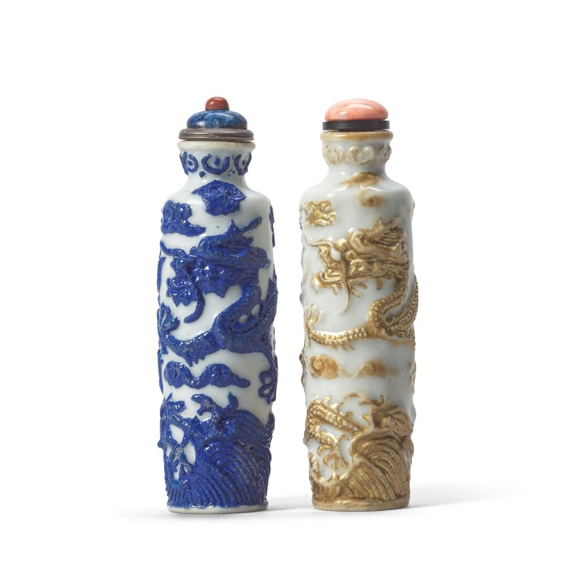 清乾隆及嘉慶 仿套料龍紋瓷鼻烟壺兩件 | TWO RARE OVERLAY-GLASS-SIMULATION PORCELAIN 'DRAGON' SNUFF BOTTLES - 图1