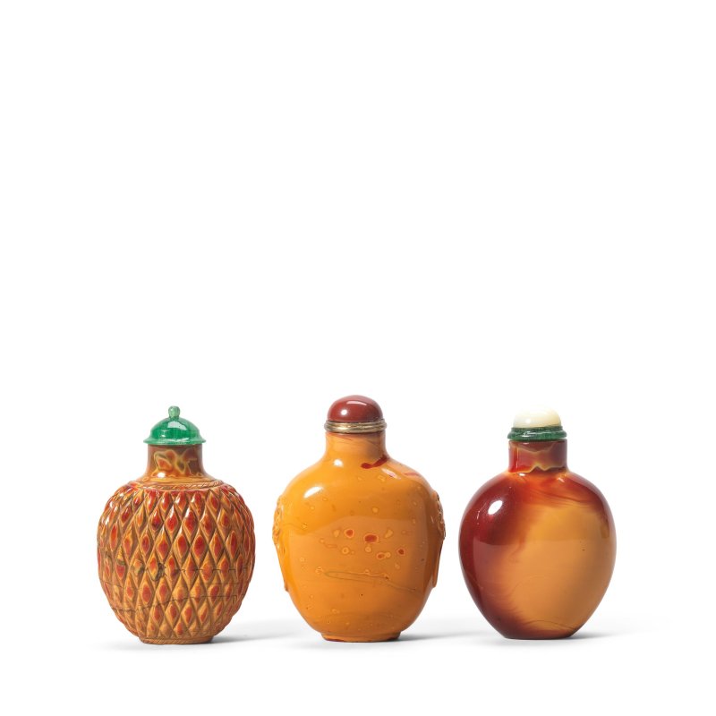 清 一七三零至一八四零年 仿雄黃玻璃鼻烟壺三件 | THREE 'REALGAR' GLASS SNUFF BOTTLES