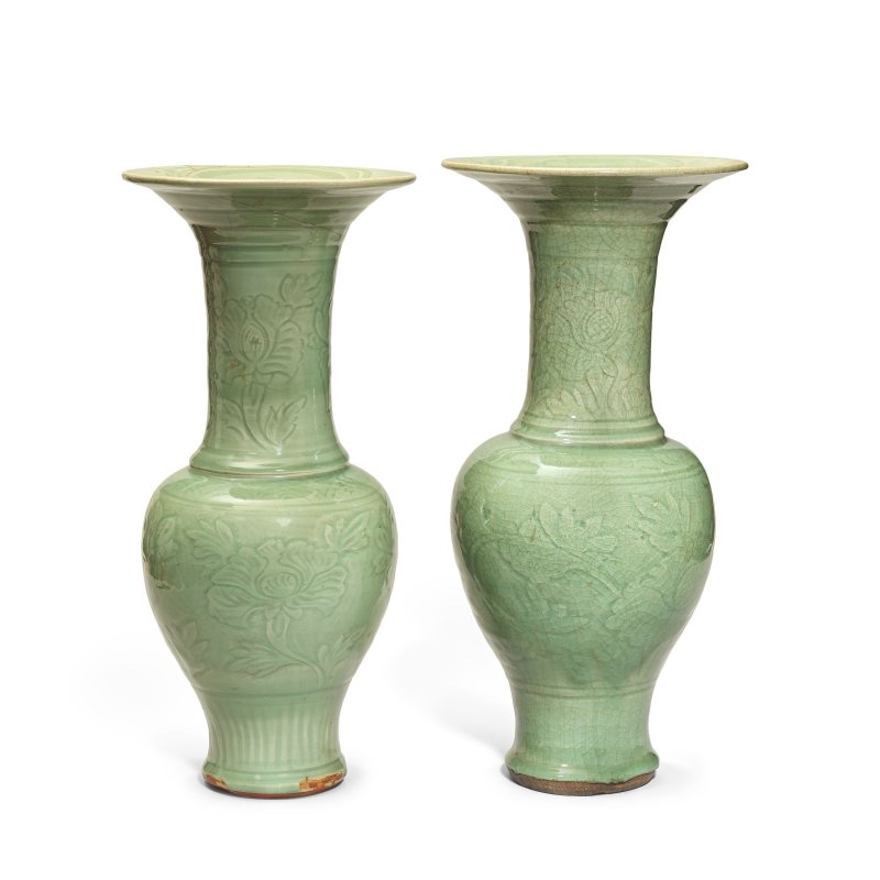 明 龍泉青釉鳳尾尊兩件 | A RELATED PAIR OF CARVED LONGQUAN CELADON 'FLORAL' VASES, YENYEN