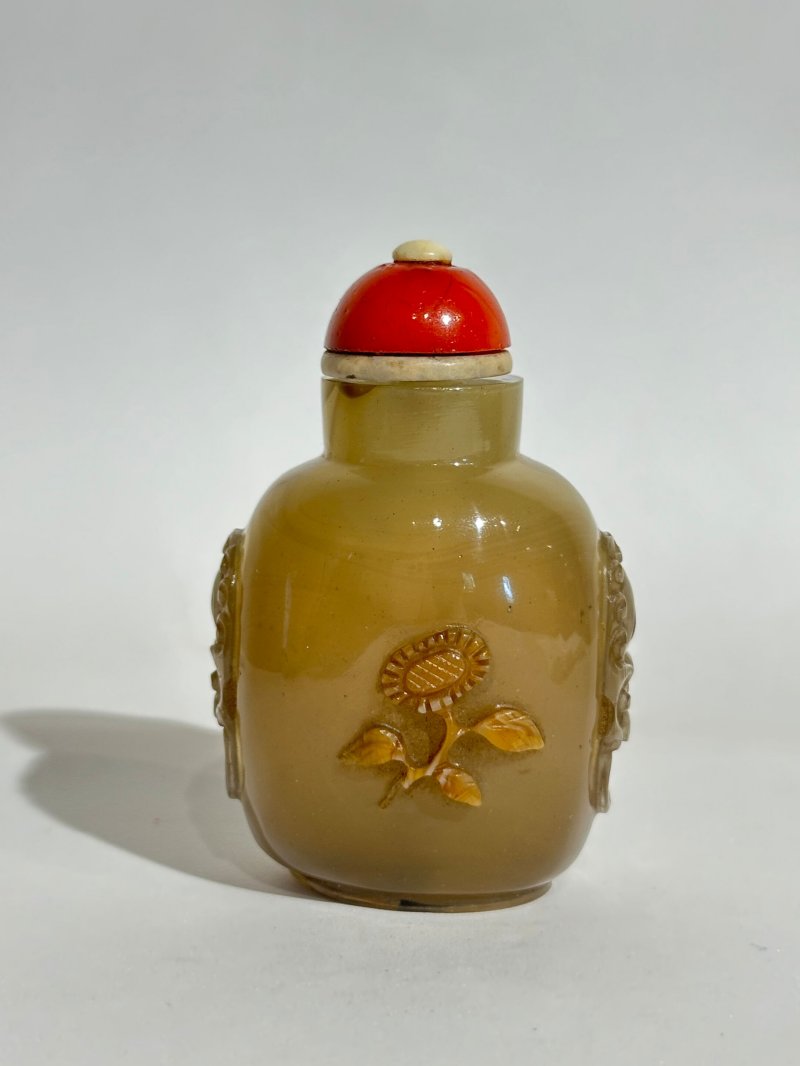 清十九世紀 玻璃仿瑪瑙花卉紋鼻煙壺 | A GLASS SNUFF BOTTLE IMITATING AGATE - 图9