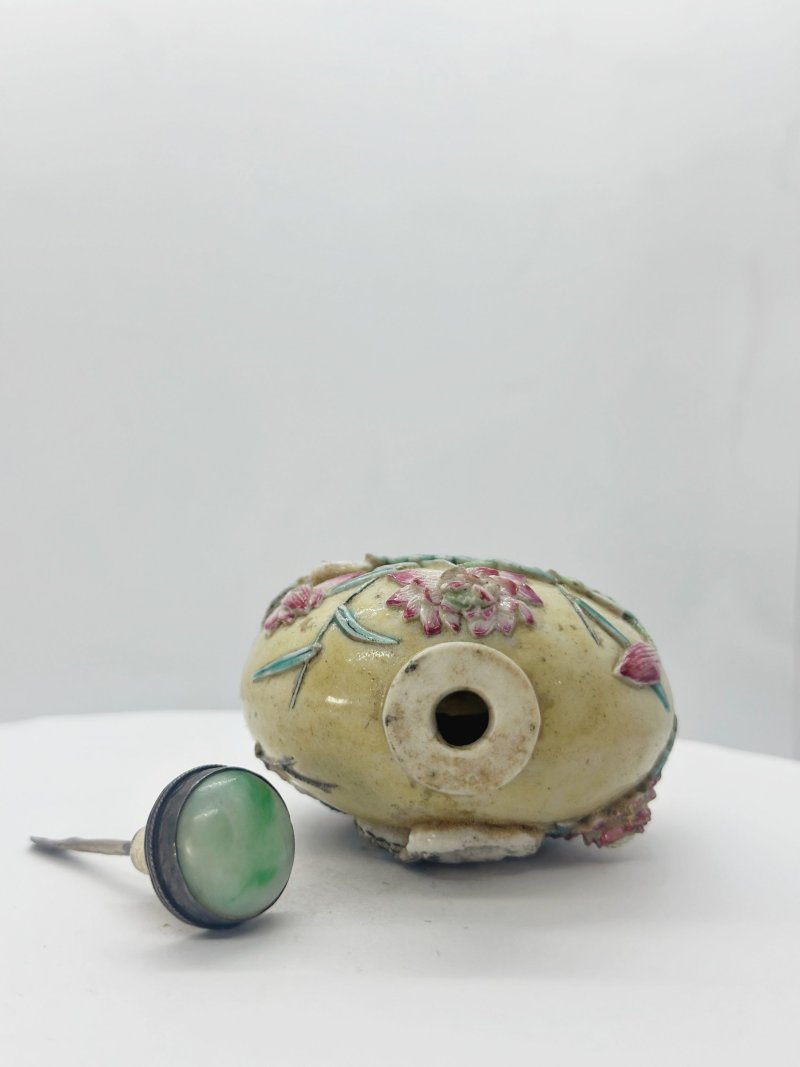 清十九世紀 瓷胎⌈一路連科⌋鼻煙壺、翡翠蓋 | A BISCUIT PORCELAIN 'EGRET AND LOTUS' SNUFF BOTTLE - 图2