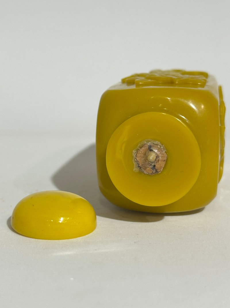 二十世紀 雞油黃玻璃光素、花卉紋鼻煙壺四件 | FOUR YELLOW GLASS SNUFF BOTTLES - 图9