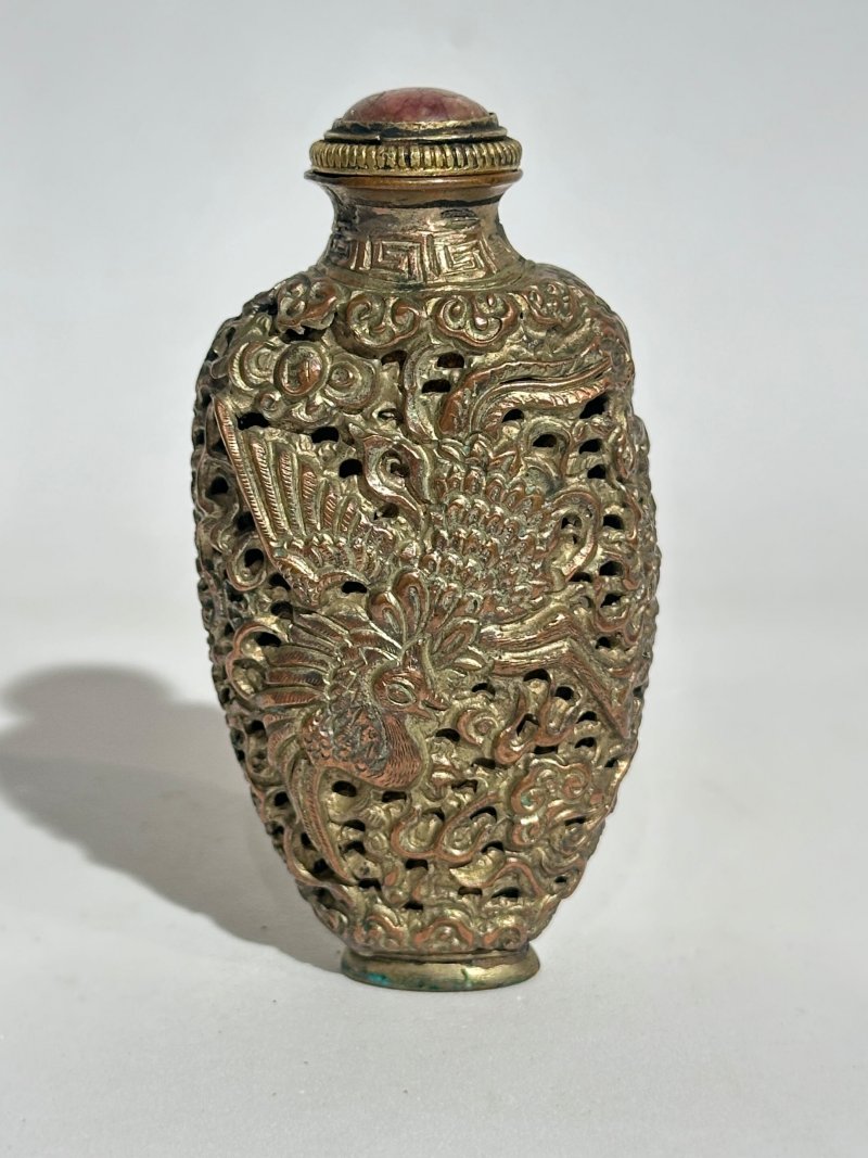 十九/二十世紀 銅胎模印鏤雕⌈龍鳳呈祥⌋鼻煙壺 ⌈萬曆⌋刻款；二十世紀 銅壽字紋、花卉紋鼻煙壺三件 | A BRASS 'DRAGON AND PHOENIX' AND THREE BRONZE SNUFF BOTTLES - 图15