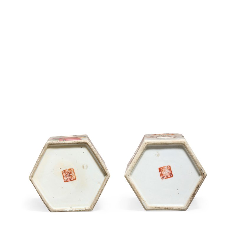 清同治 粉彩無雙譜帽峝一對 | A PAIR OF FAMILLE ROSE 'WU SHUANG PU' HAT STANDS - 图2