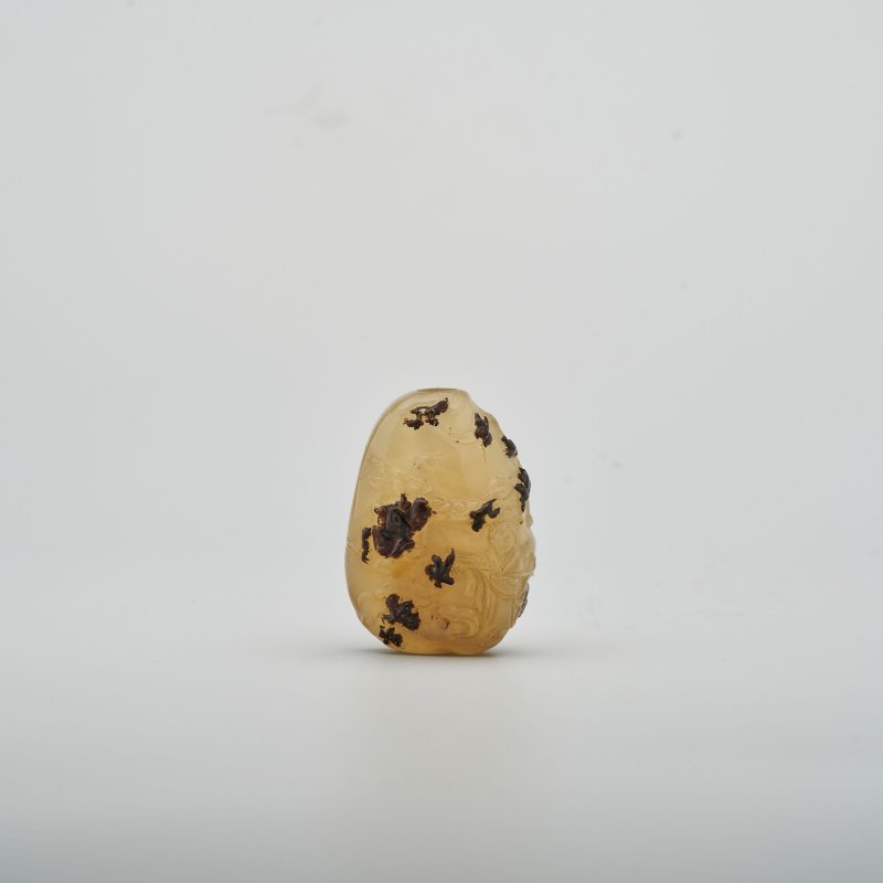 清十九世紀 影瑪瑙⌈牛郎織女⌋鼻煙壺 | A SHADOW AGATE 'COWHERD AND WEAVER GIRL' SNUFF BOTTLE - 图1