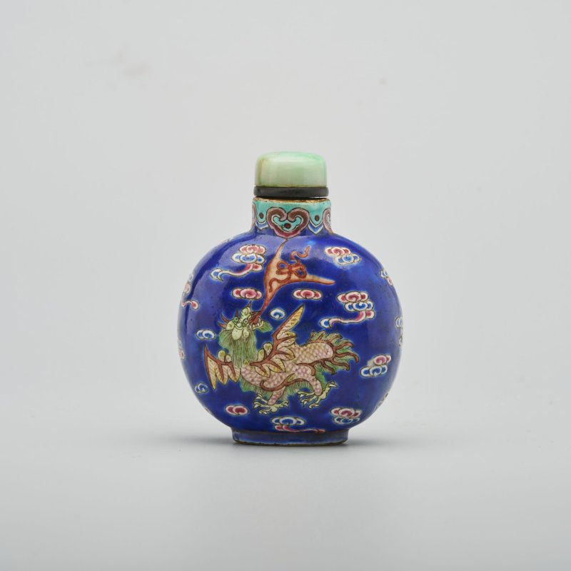 清十九世紀 藍地粉彩麒麟飛龍紋鼻烟壺 翡翠蓋 | A BLUE-GROUND AND FAMILLE ROSE 'DRAGON AND QILIN' SNUFF BOTTLE - 图1