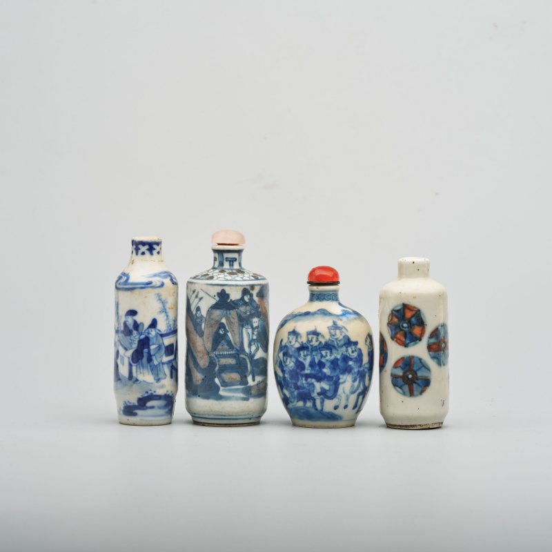 十九/二十世紀 青花、青花釉裏紅、及青花加彩人物紋鼻煙壺四件 其三⌈大清雍正年製⌋、⌈大清乾隆年製⌋楷書底款 | FOUR BLUE AND WHITE SNUFF BOTTLES - 图1