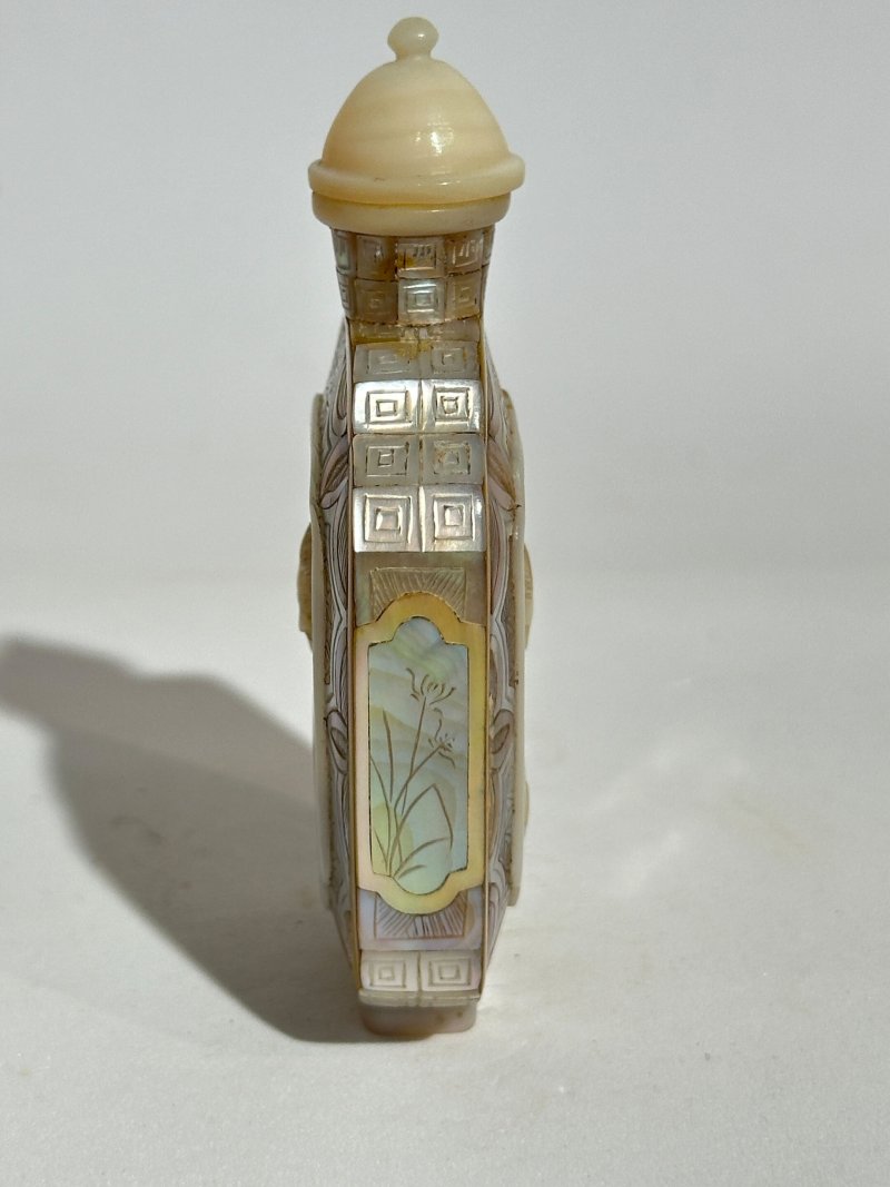 二十世紀 螺鈿開光仕女紋鼻煙壺 ⌈乾隆年製⌋刻款 | A MOTHER-OF-PEARL 'LADY' SNUFF BOTTLE - 图6