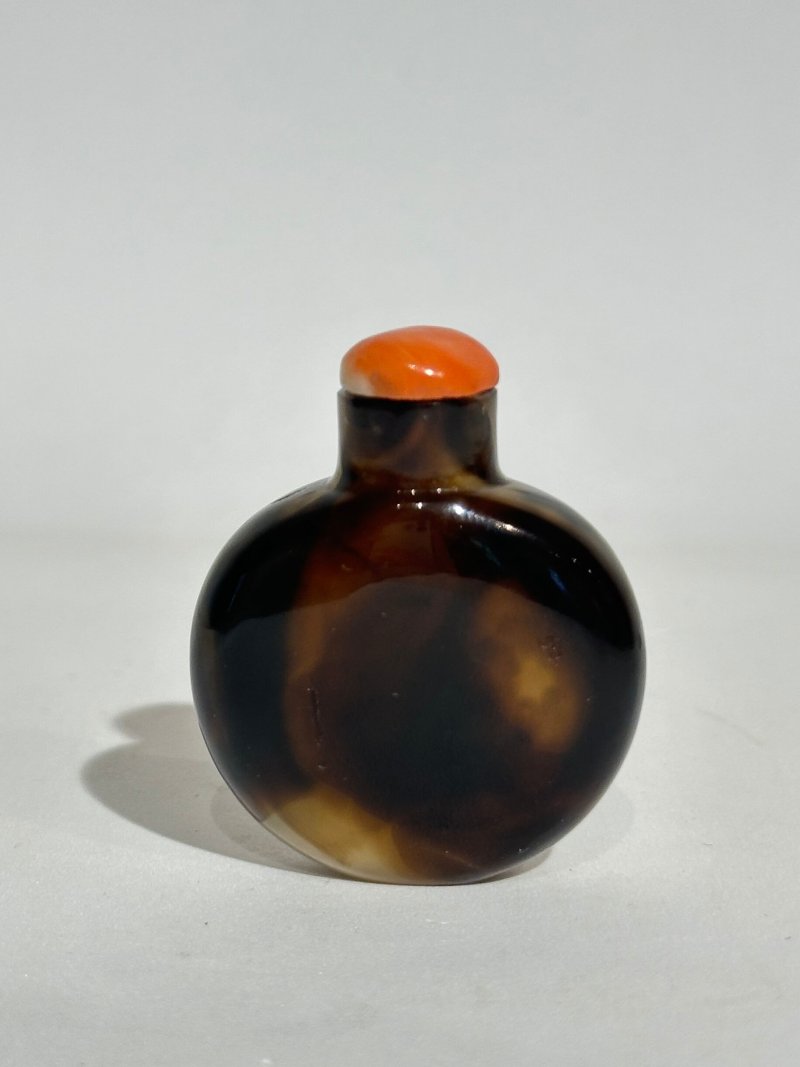 清十九世紀 瑪瑙鼻煙壺、珊瑚蓋 | AN AGATE SNUFF BOTTLE - 图9
