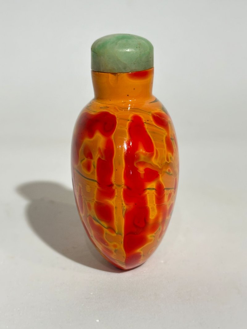 清十九世紀 玻璃胎仿雄黃鼻煙壺、翡翠蓋 | A GLASS SNUFF BOTTLE IMITATING REALGAR - 图7