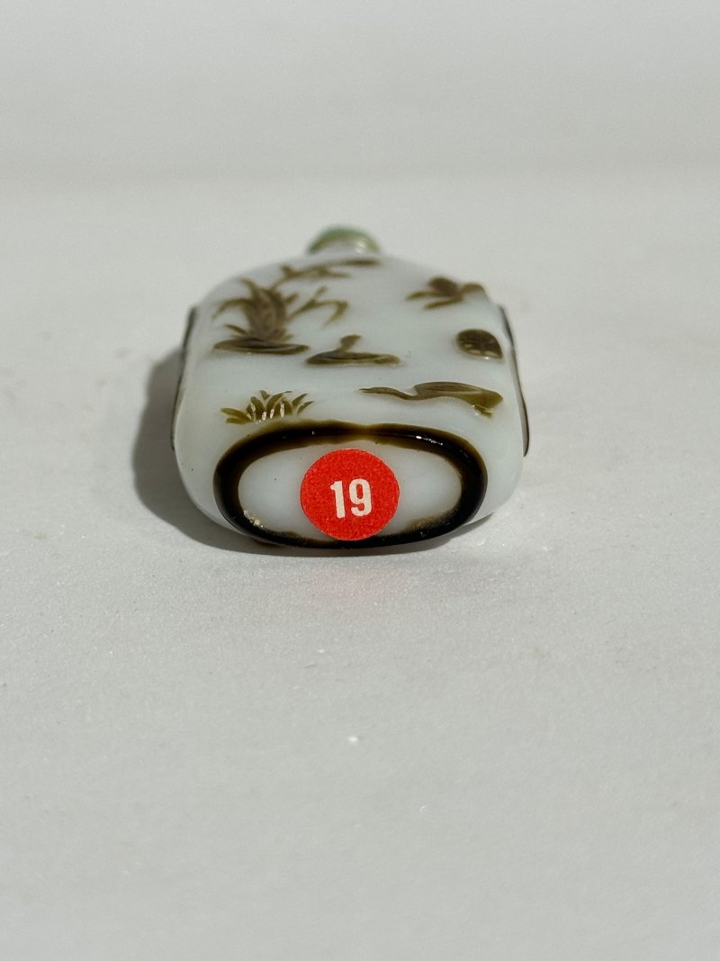清十九世紀中期 揚州作涅白地套棕玻璃⌈蘆雁⌋鼻煙壺、翡翠蓋 ⌈吉祥⌋款 | A BROWN OVERLAY GLASS 'GEESE AND REEDS' SNUFF BOTTLE - 图5