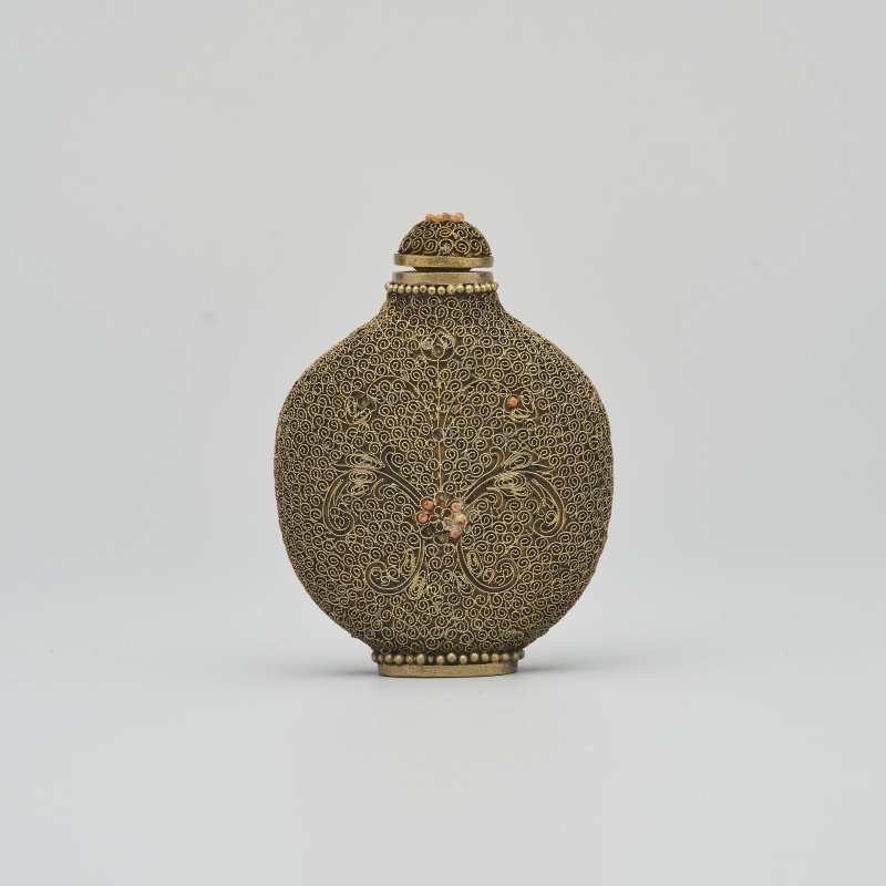 二十世紀中期 銅胎累絲嵌珊瑚花卉紋鼻煙壺 | A COPPER FILIGREE SNUFF BOTTLE