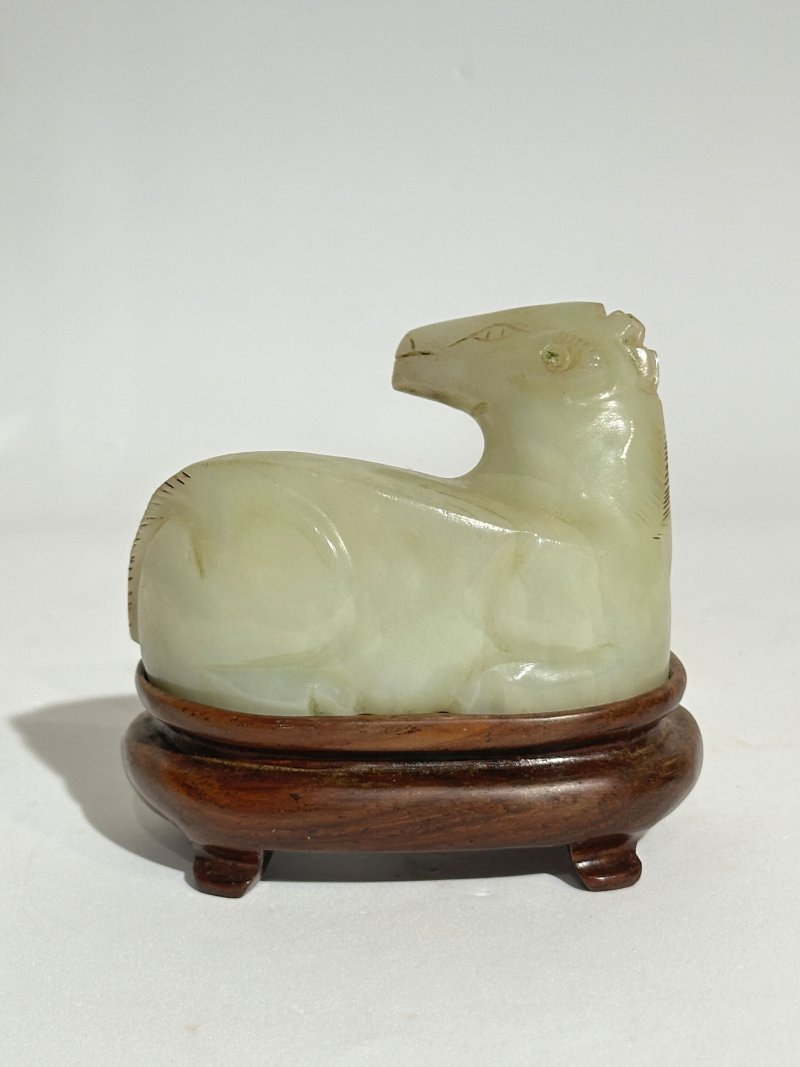 十九/二十世紀 白玉⌈馬⌋、⌈羊⌋三件 及座 | A WHITE JADE 'HORSE' AND TWO JADE 'GOAT' CARVINGS - 图14