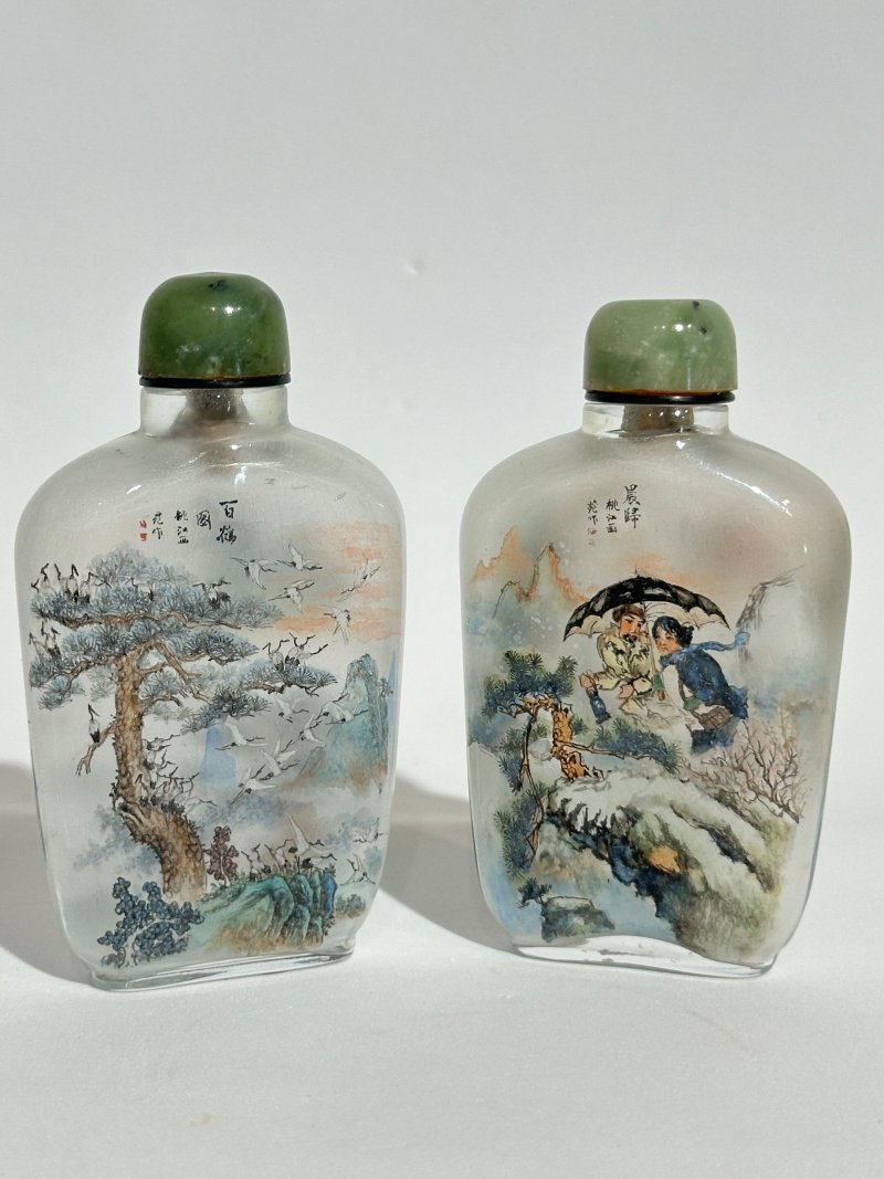 桃江作 玻璃內畫「晨歸」、「百鶴圖」鼻煙壺二件 一九七零年代 | TWO INSIDE PAINTED GLASS SNUFF BOTTLES - 图4