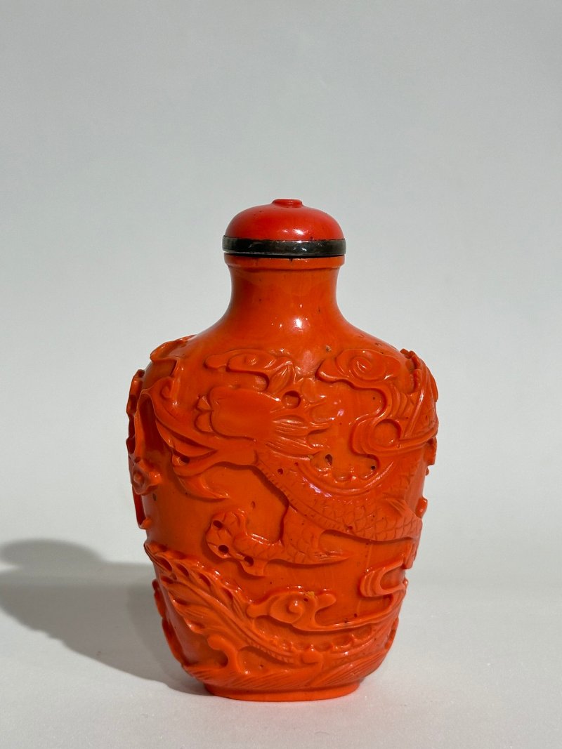 十八至二十世紀 寶石紅玻璃胎、白玻璃光素、玻璃仿珊瑚雲龍紋鼻煙壺三件（白玻璃配翡翠蓋） | A RUBY-RED GLASS, A WHITE GLASS, AND A CORAL-IMITATION GLASS 'DRAGON' SNUFF BOTTLE - 图17