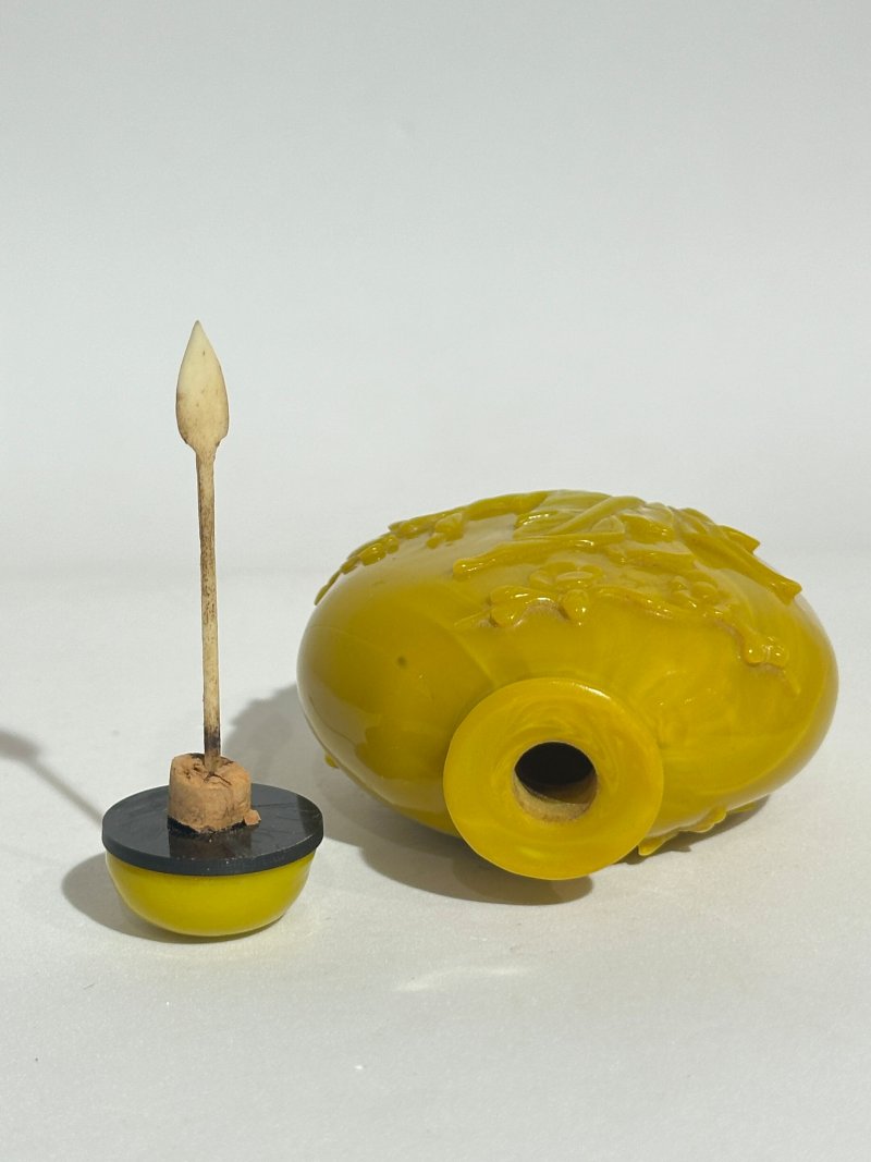 二十世紀 雞油黃玻璃光素、花卉紋鼻煙壺四件 | FOUR YELLOW GLASS SNUFF BOTTLES - 图20