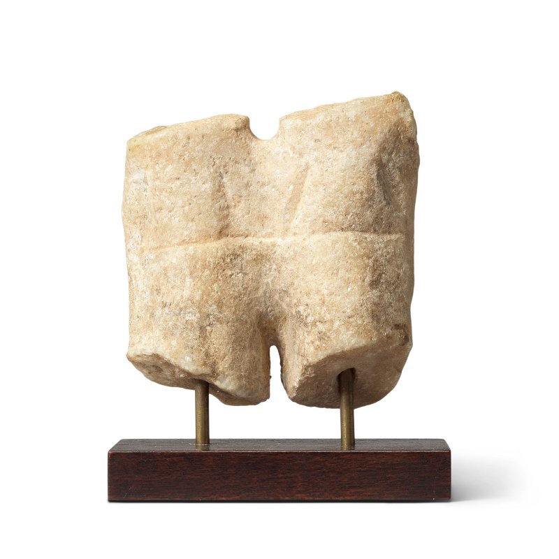 北齊 石雕像殘片 | A WHITE MARBLE FRAGMENT OF A SMALL STELE - 图3