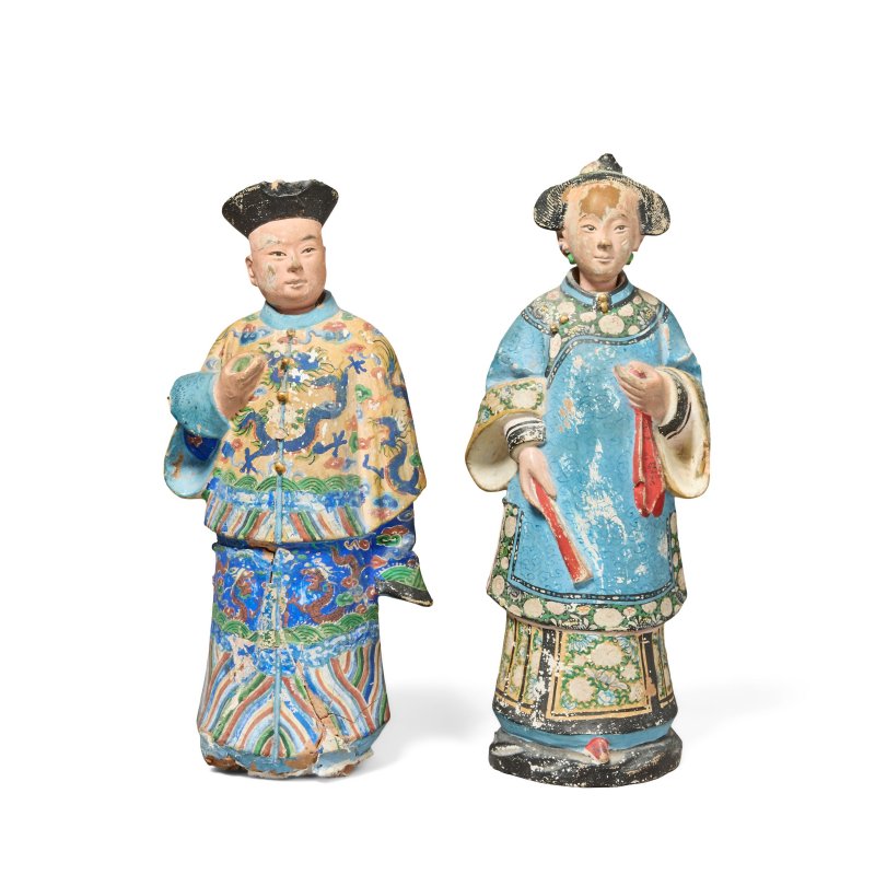 清 約一八零零年 冷漆飾金泥塑像一對 | A PAIR OF GILT-EMBELLISHED COLD-PAINTED PLASTER FIGURES - 图1
