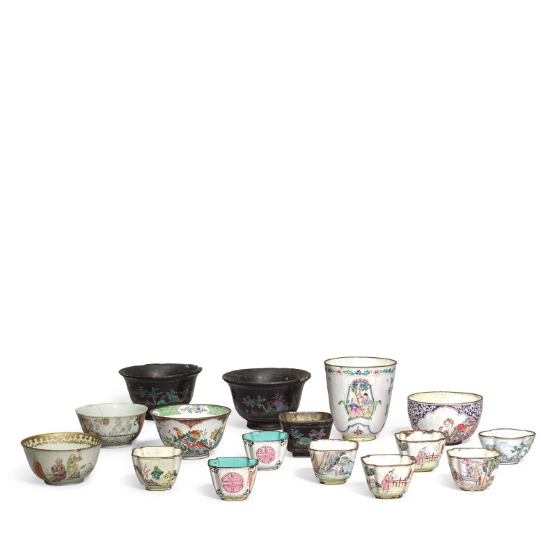 十八世紀 畫琺琅、粉彩及黑漆嵌螺鈿盃一組 | A COLLECTION OF PAINTED ENAMEL, FAMILLE ROSE, AND MOTHER-OF-PEARL INLAID BLACK LACQUER CUPS - 图1