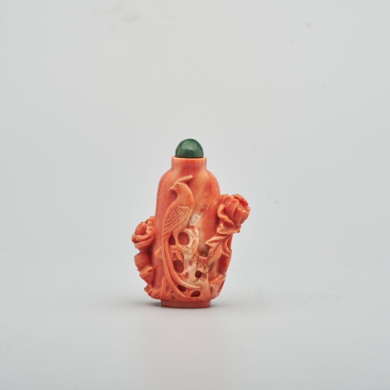 晚清 珊瑚「藍采和」鼻煙壺 | A CORAL 'LAN CAIHE' SNUFF BOTTLE - 图1