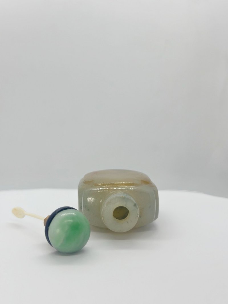 晚清 翡翠光素鼻煙壺、翡翠蓋 | A RUSSET AND GREEN JADEITE SNUFF BOTTLE - 图2