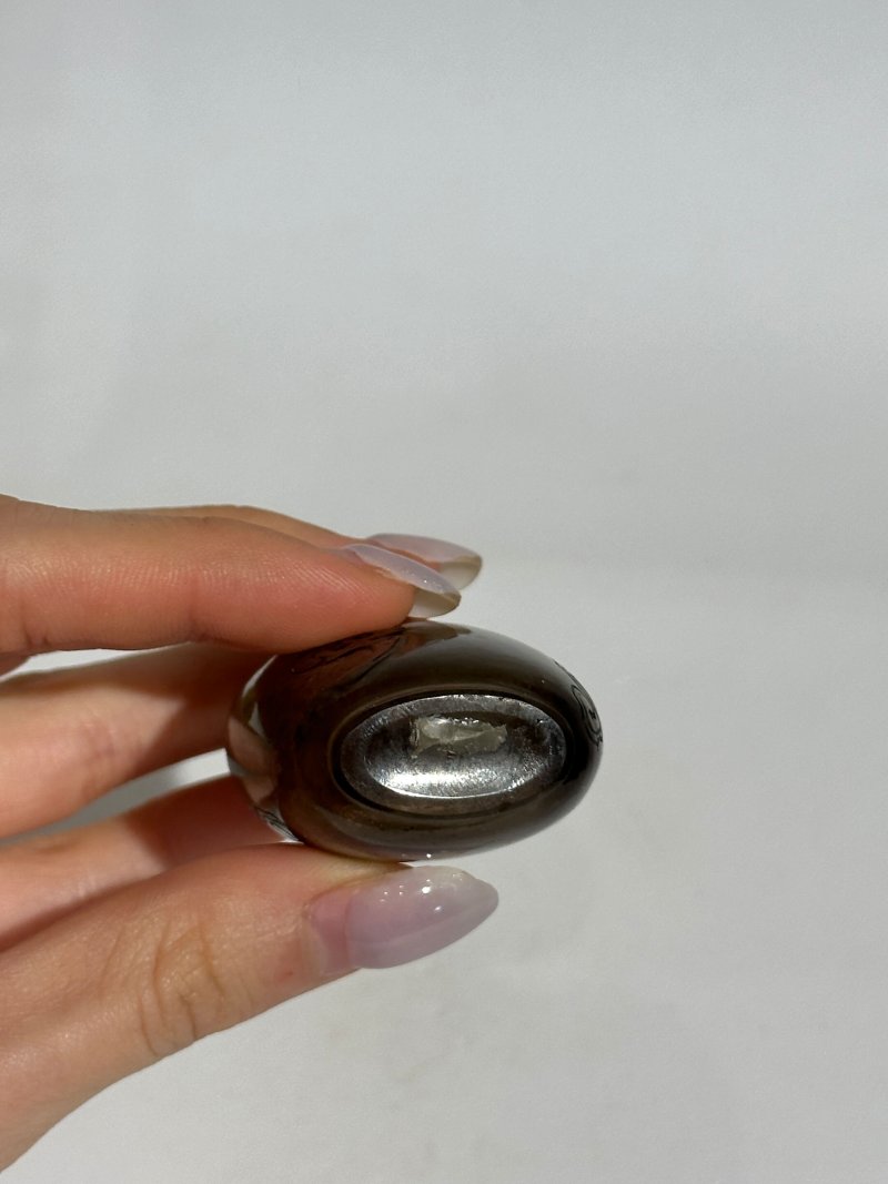 清十九世紀 雙聯瑪瑙、煙晶蝠紋鼻煙壺二件 | A SMOKY QUARTZ AND A CHALCEDONY AGATE DOUBLE SNUFF BOTTLE - 图2