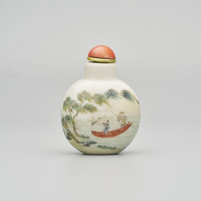 清十九世紀 粉彩⌈柳溪漁樂⌋鼻煙壺、珊瑚蓋 | A FAMILLE ROSE 'FISHERMEN' SNUFF BOTTLE - 图1