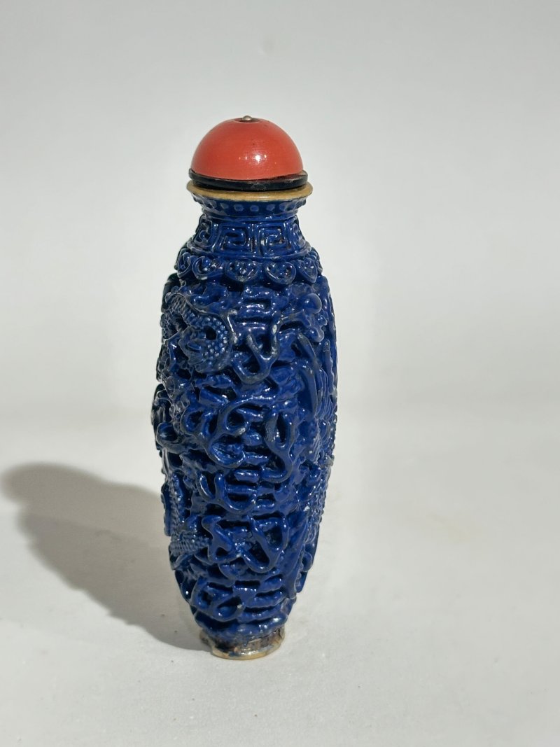 清中期 紅釉、藍釉模製⌈龍鳳呈祥⌋鼻煙壺二件 | TWO MOULDED AND ENAMELLED PORCELAIN 'DRAGON AND PHOENIX' SNUFF BOTTLES - 图14