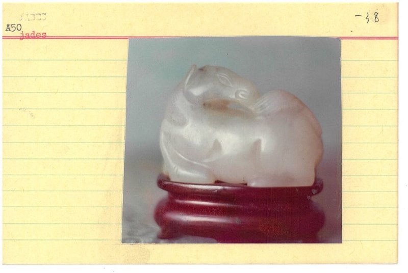 十九/二十世紀 白玉⌈馬⌋、⌈羊⌋三件 及座 | A WHITE JADE 'HORSE' AND TWO JADE 'GOAT' CARVINGS - 图22