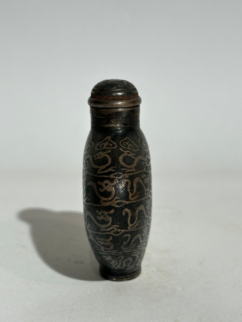 清十九世紀 烏銀瓜紋、夔龍紋鼻煙壺二件 | TWO SILVER NIELLO 'MELON' AND 'KUI DRAGON' SNUFF BOTTLES - 图14