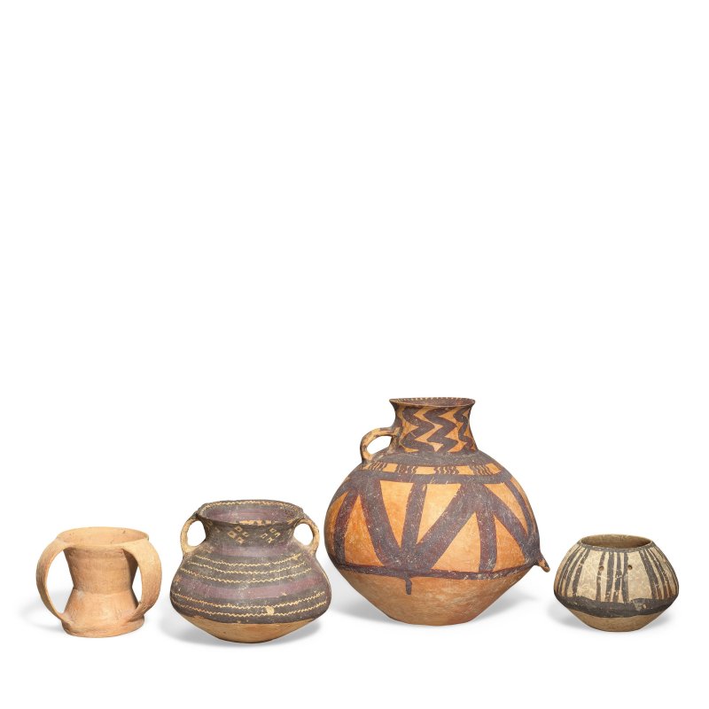新石器時代 馬家窯文化及齊家文化 紅陶器四件 | FOUR RED POTTERY VESSELS INCLUDING A RARE THREE HANDLED QIJIA CUP - 图4